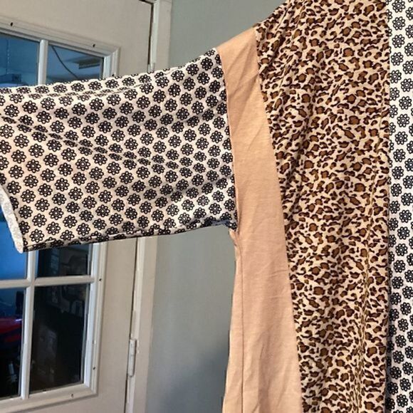 Hailey & Co medium short sleeve animal print      - Picture 2 of 7